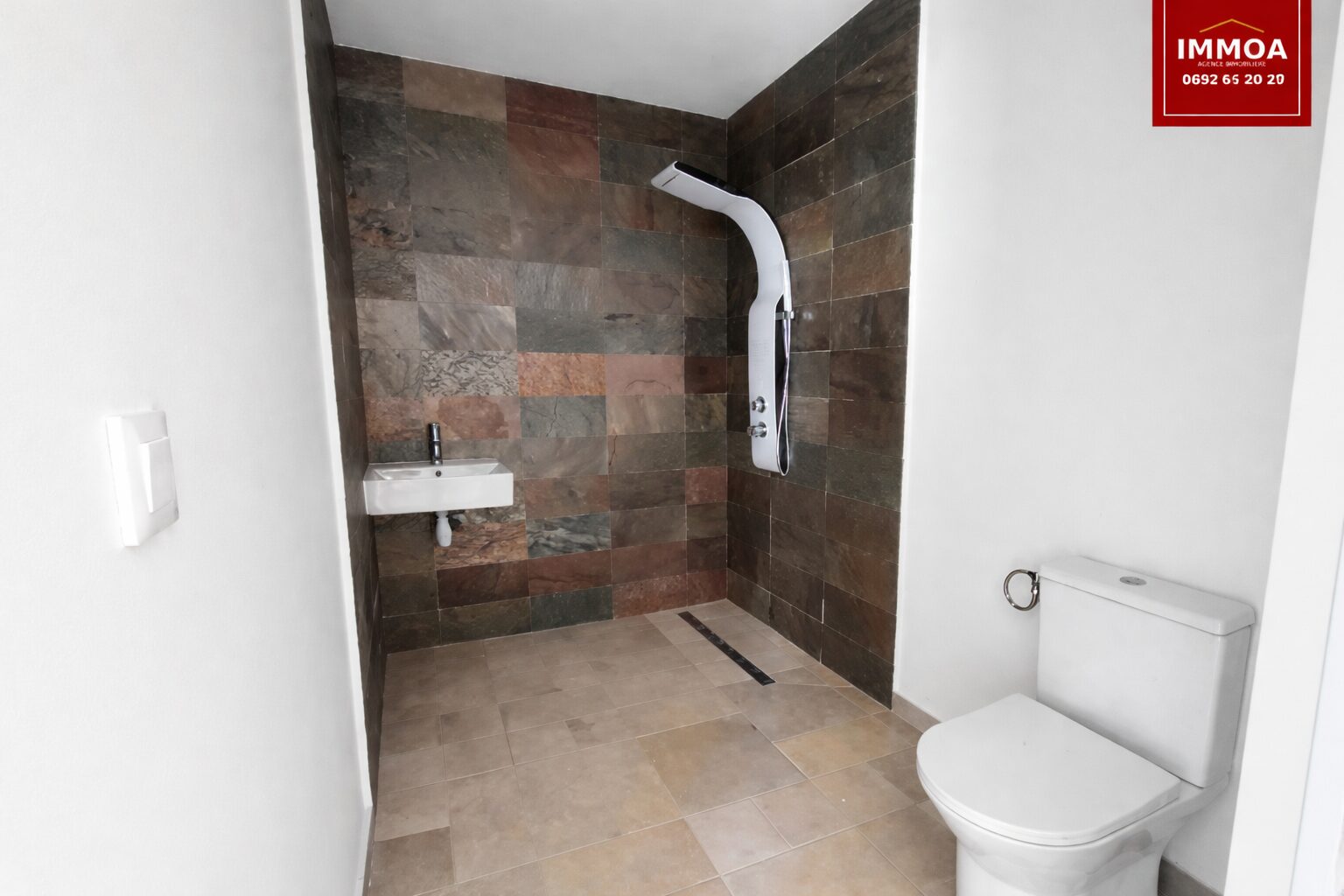 Salle de bain moderne et épurée